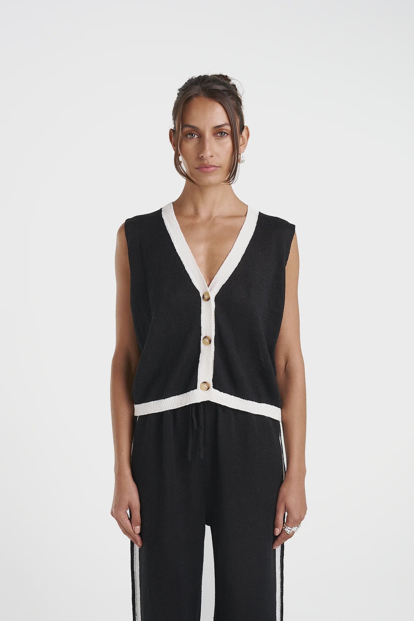 KNIT SLEEVELESS CARDI - BLACK/CREAM