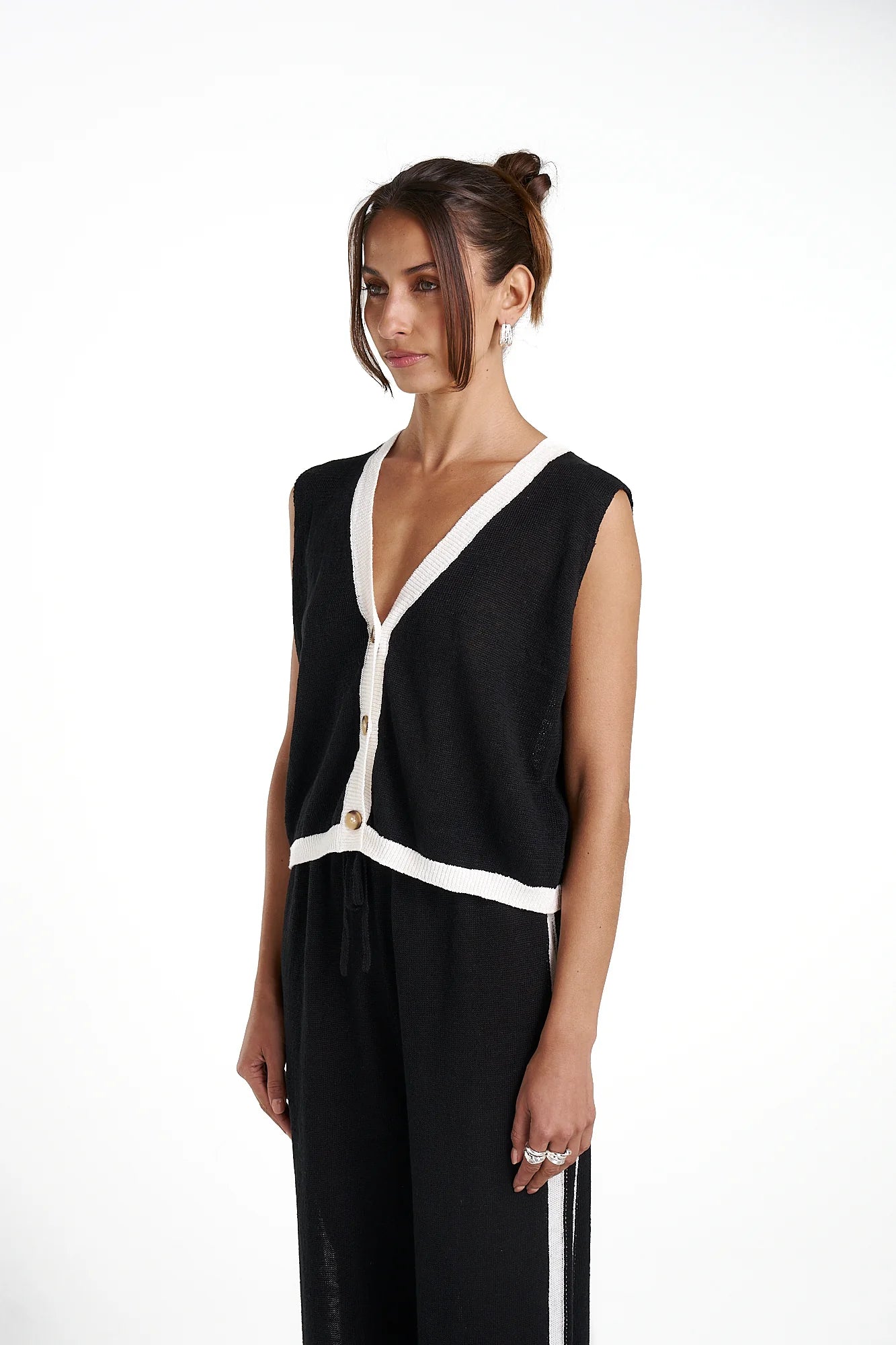 KNIT SLEEVELESS CARDI - BLACK/CREAM