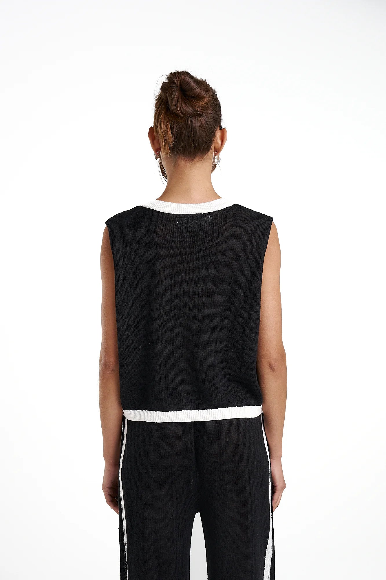 KNIT SLEEVELESS CARDI - BLACK/CREAM