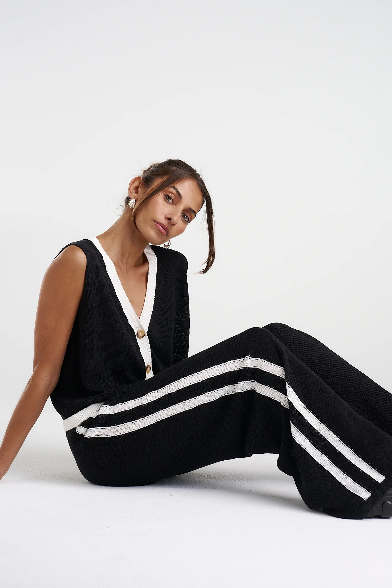 KNIT SLEEVELESS CARDI - BLACK/CREAM