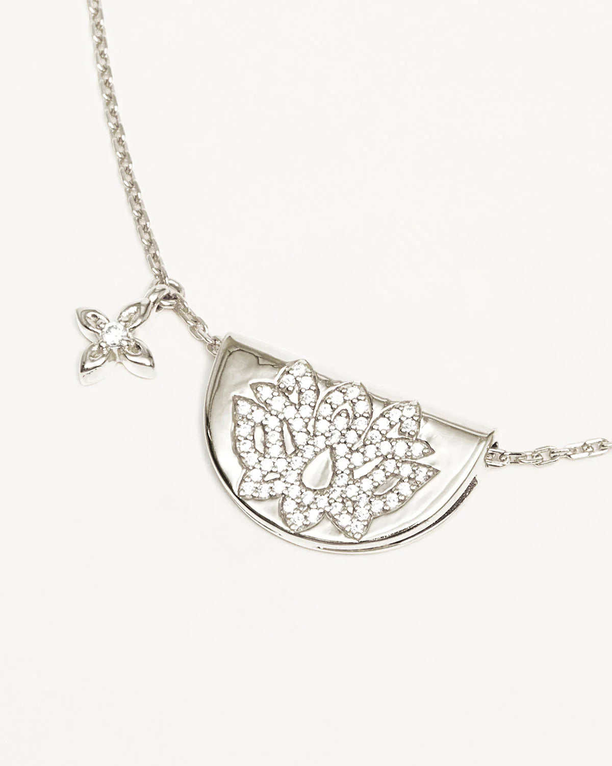 LIVE IN LIGHT LOTUS NECKLACE SILVER