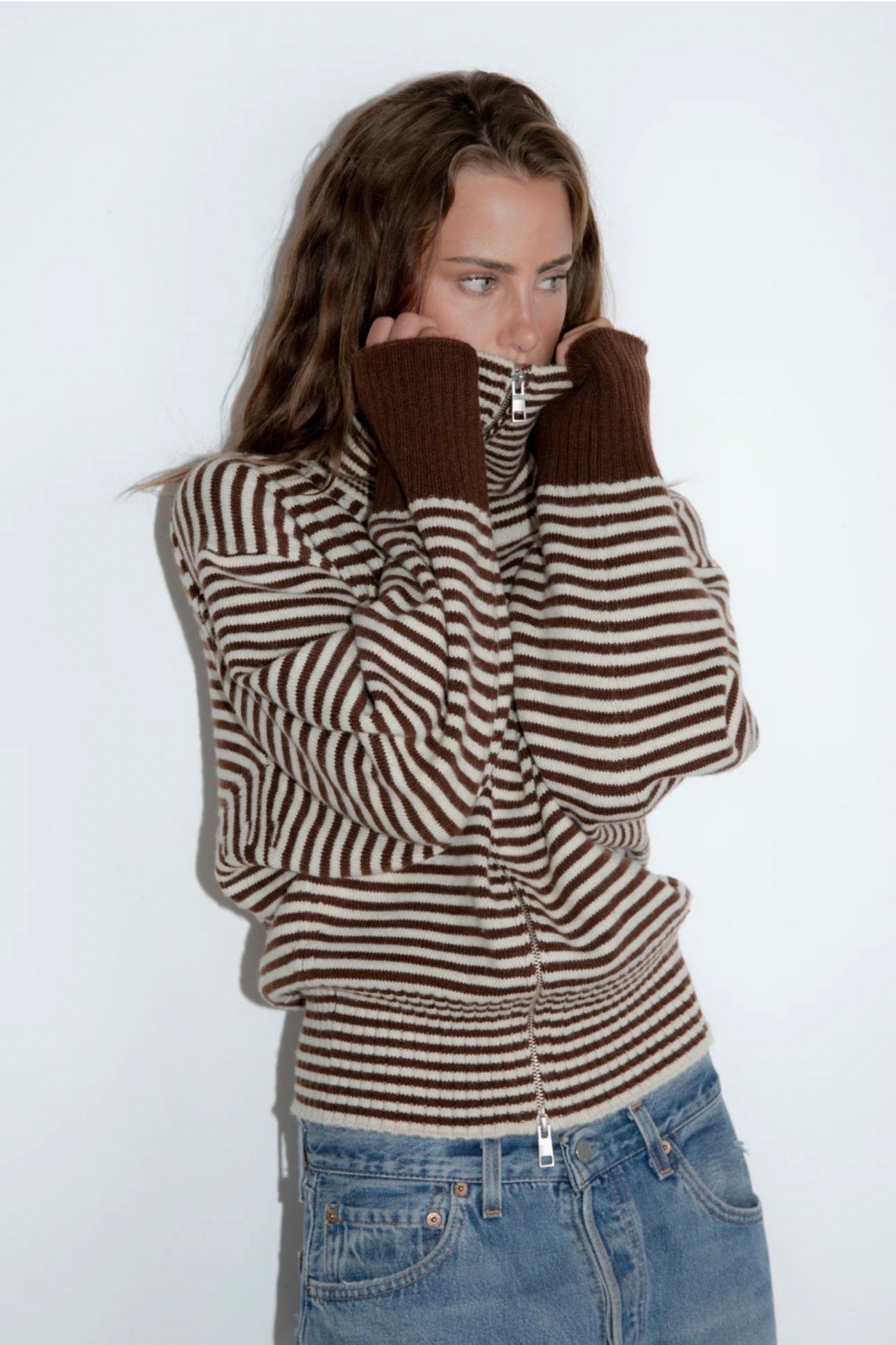 FOLD DOWN ZIPPER KNIT - DARK BROWN/CREAM STRIPE