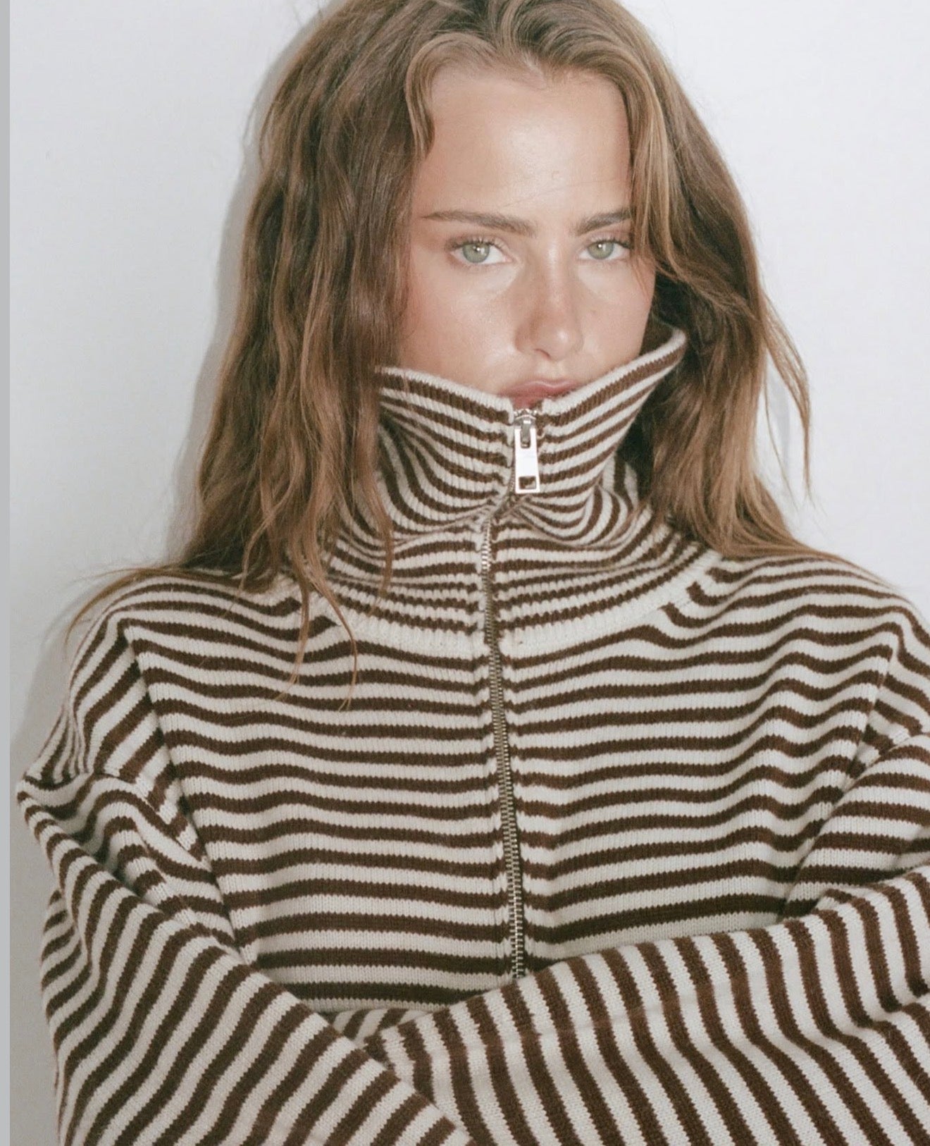 FOLD DOWN ZIPPER KNIT - DARK BROWN/CREAM STRIPE