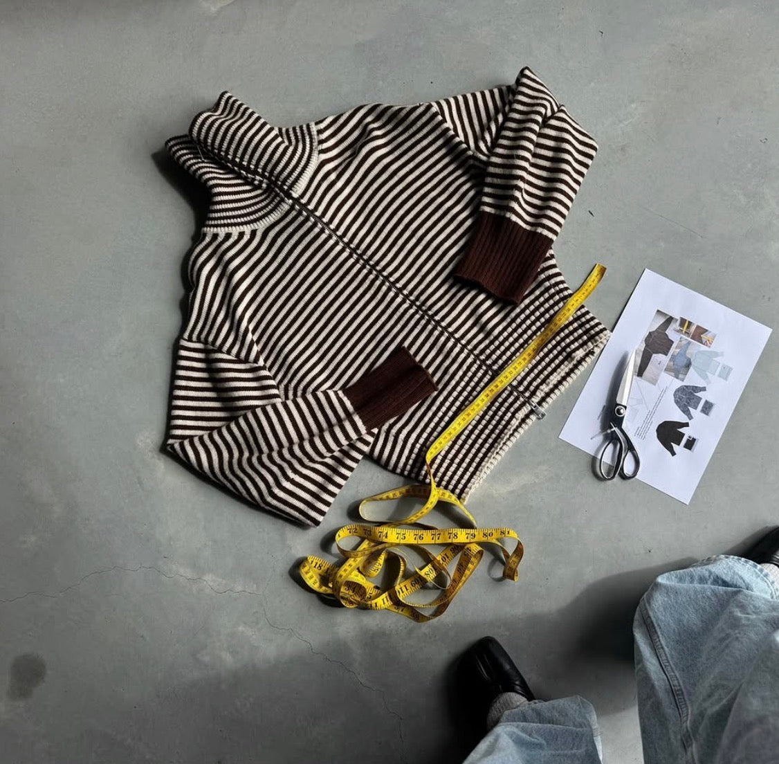 FOLD DOWN ZIPPER KNIT - DARK BROWN/CREAM STRIPE