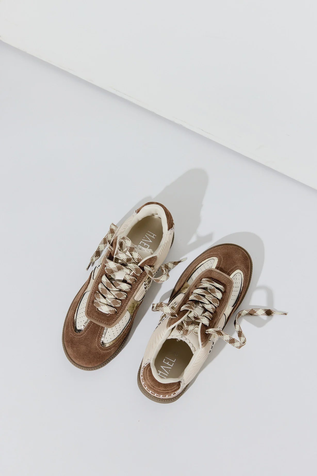 GENEROUS SNEAKER